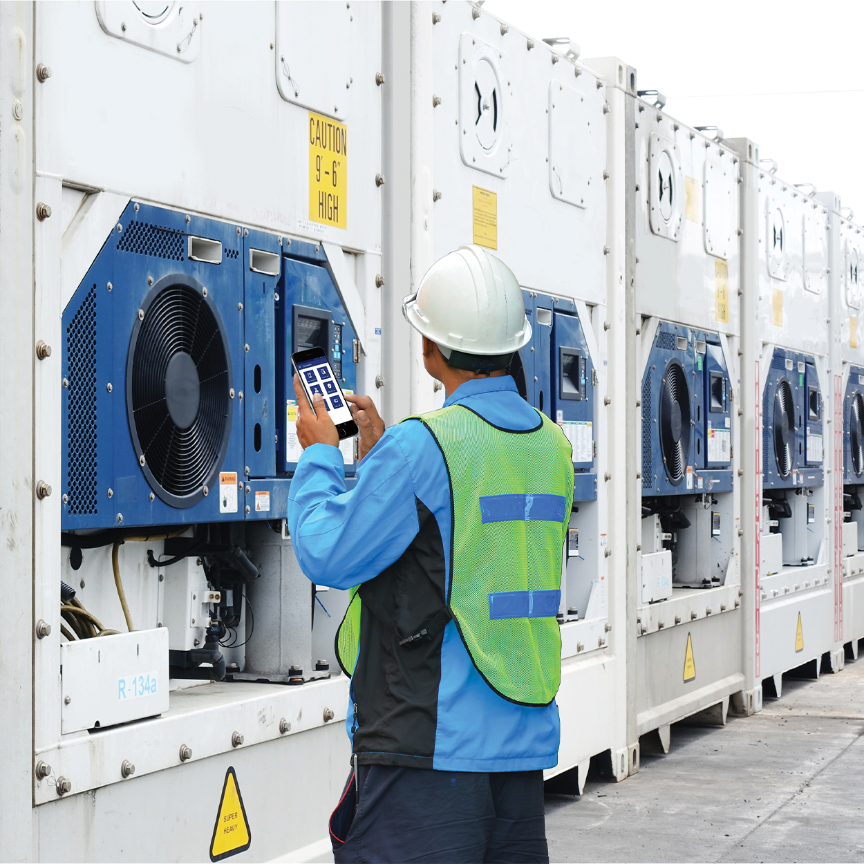 Containers refrigerados em terminal portuário